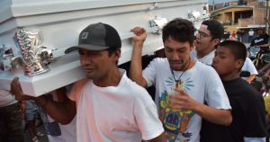 En Arandas, en el vecino El Naranjal, en la colonia 18 de Agosto de Irapuato, algunas calles fueron cerradas para velar a los internos del anexo que fueron ejecutados. Foto: Edith Domínguez, PopLab