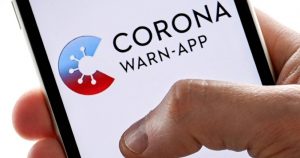 Primer plano de "Corona Warn-App"' alemana en un smartphone en Colonia, Alemania. Las empresas alemanas Telekom y SAP desarrollaron la aplicación para informar a la gente si han estado cerca de personas infectadas por el coronavirus SARS-CoV-2 que causa la enfermedad de Covid-19. Foto: EFE