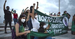 Un grupo de mujeres feministas se reunieron en la Plaza de la Soberanía, con motivo de manifestarse debido al rechazo del proyecto que permitiría la despenalización del aborto en Veracruz que se llevó a cabo en la SCJN. El 29 de Julio de 2020. Foto: Victoria Razo, Pie de Página. 