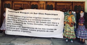 Las personas detenidas caminaron escoltadas por los agentes estatales, hasta el Ministerio Público de Creel, para conocer el motivo de la detención. Foto: Marcela Turati vía Raíchali