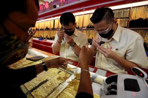 Tasadores de oro en una tienda de Bangkok. Foto: EFE, EPA, Rungroj Yongrit.