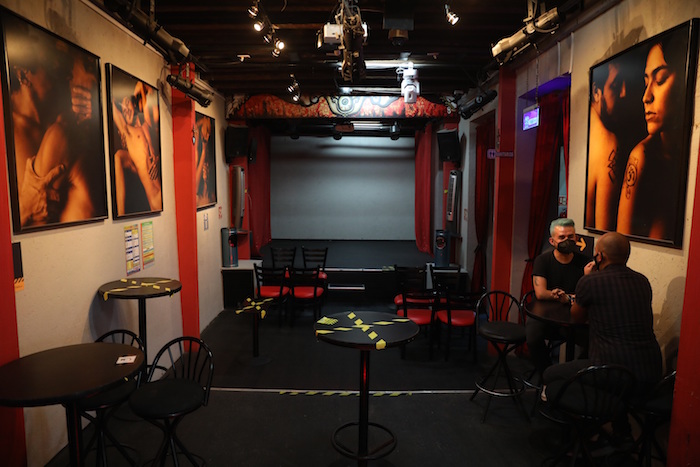 Clientes visitan el bar Cabaré-Tito el 14 de agosto de 2020, en Ciudad de México (México).