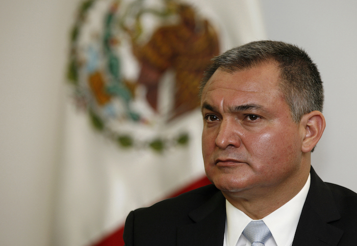 En esta foto del 8 de octubre del 2010, el Secretario de Seguridad Pública de México Genaro García Luna participa en una conferencia de prensa en la Ciudad de México. 