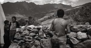 A causa de la violencia en la zona, cientos de indígenas se visto forzados a desplazarse. Foto: Chiapas Paralaleo. 