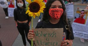 Una joven muestra su pancarta en la “Primer Caminata” que realizaron familiares de personas desparecidas en Jalisco, para exigir a las autoridades soluciones y justicia para remediar este mal que aqueja a México. Foto: Fernando Carranza, Cuartoscuro. 