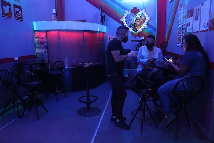 Clientes son atendidos en el bar El Cabaretito el 14 de agosto de 2020, en Ciudad de México (México).