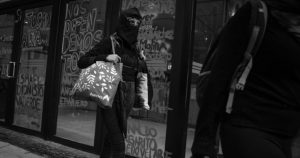 Las estudiantes entregaron las instalaciones de la Facultad de Economía después de seis meses de paro y tras conseguir 27 de las 32 exigencias de su pliego petitorio. Foto: María Ruiz