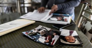 Aurora muestra un expediente que ha ido recopilando con imágenes y papeles de su esposo Benjamín. Foto: Duilio Rodríguez, Pie de Página.