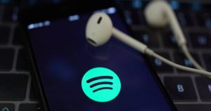 Spotify seguirá invirtiendo gran energía en apoyar a la comunidad musical mundial durante este difícil momento, mejorando esta característica en los próximos meses. Foto: EFE