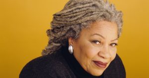Leer a Toni Morrison es navegar por un mar lleno de emociones; pasar de la belleza de su prosa a lo terrible de las historias de mujeres y niñas cuya vida ha sido marcada por el racismo. Foto: Especial