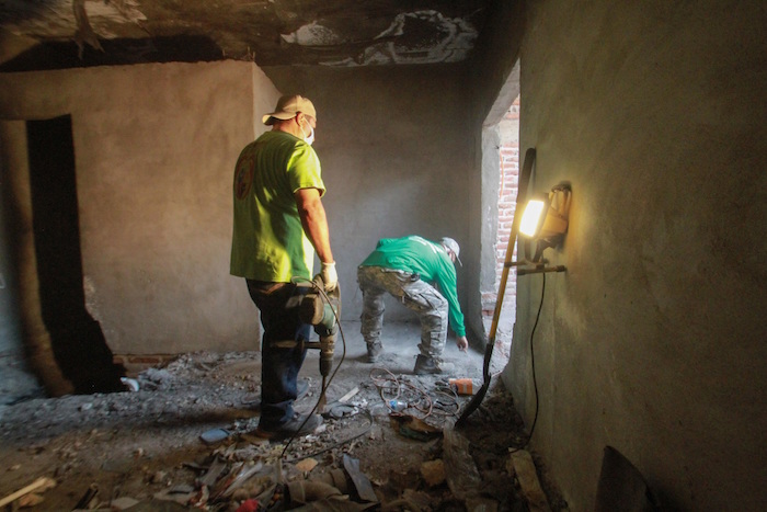 Familiares de personas desaparecidas buscan por su cuenta a sus seres queridos, el 11 de septiembre de 2020, en Tijuana (México).