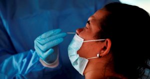 Una mujer se realiza una prueba de hisopado para detectar COVID-19 en Ciudad de Panamá. Foto: Bienvenido Velasco, EFE/Archivo
