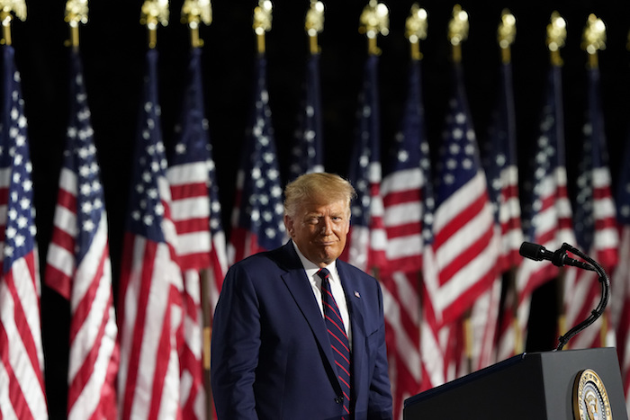 El Presidente Donald Trump habla en el jardín sur de la Casa Blanca, Washington, en el cierre de la Convención Nacional Republicana, 27 de agosto de 2020. 