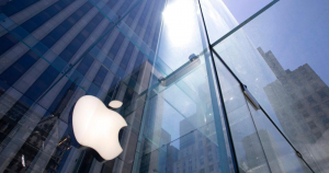 Foto tomada el 16 de junio del 2020 de las oficinas de Apple en la Quinta Avenida de Manhattan en la ciudad de Nueva York. Foto: Mark Lennihan, AP. Archivo



