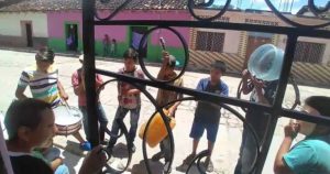 Los jóvenes utilizan materiales reciclados para crear sus instrumentos musicales. Foto: Chiapas Paralelo