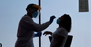 Un enfermero realiza los test PCR. Foto: Toni Galán, EFE