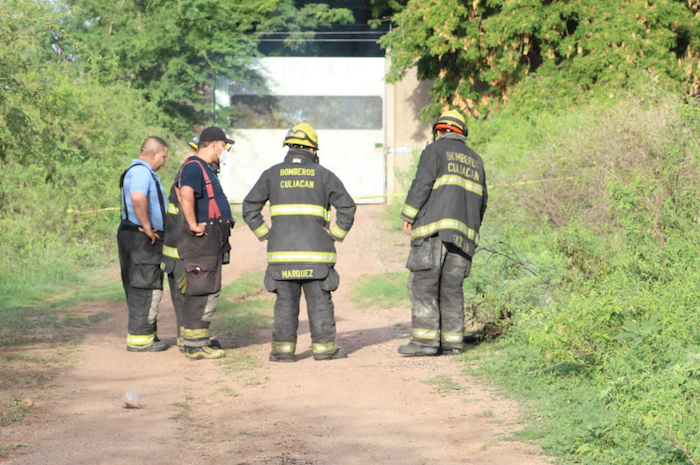 Los bomberos fueron los encargados de apagar el fuego de los cuerpos.