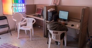 A nivel mundial, en promedio, una persona tiene que trabajar 3 horas 48 minutos para pagar la conexión a Internet de banda ancha más barata. Foto: Andrea Murcia, Cuartoscuro. 