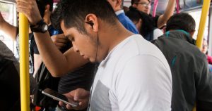 El problema con archivar es que, si la gente sigue escribiendo, puede que te aparezca de nuevo -aunque con lo que has hecho no verás ni notificaciones ni nada. Foto: Galo Cañas, Cuartoscuro. 