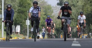 Decenas de personas aprovechan el fin de semana para ejercitarse, ya sea corriendo o en bicicleta en las inmediaciones de Ciudad Universitaria, al sur de la capital. Foto: Rogelio Morales, Cuartoscuro. 