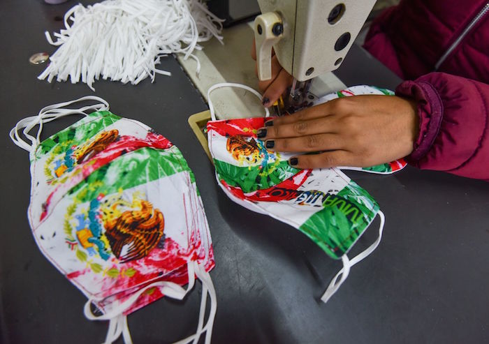 Una mujer elabora cubrebocas patrios en San Cristóbal Huichochitlán, Estado de México.