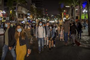 personas-calle-noche-tijuana