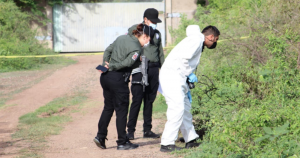Autoridades acudieron al lugar del hallazgo de las dos jóvenes.