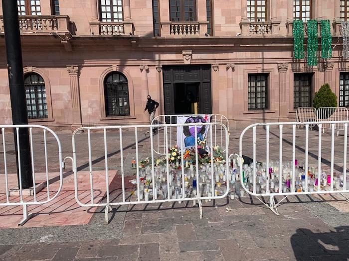 Así amaneció este lunes la ofrenda colocada para Alondra.