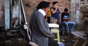 Melitona enseña sus lesiones y se queja del dolor. Tiene un zumbido que no cesa ni cuando se duerme. Le fue confirmado un esguince cervical y una crisis nerviosa derivado del incidente. Foto: Alonso Merino Lubetzky, PopLab