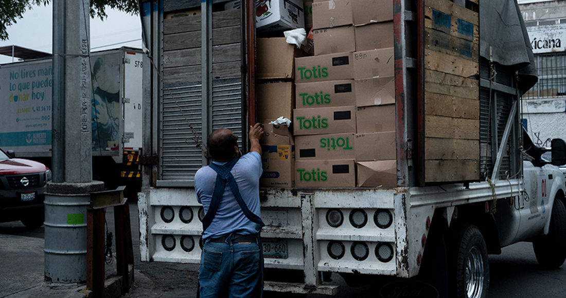 ¿Las cajas van llenas de totis? Sí, van llenas de totis, responde el conductor de la camioneta con dirección a San Martín Texmelucan, Puebla. Son productos fritos, comida chatarra.  Foto: María Ruiz, Pie de Página.