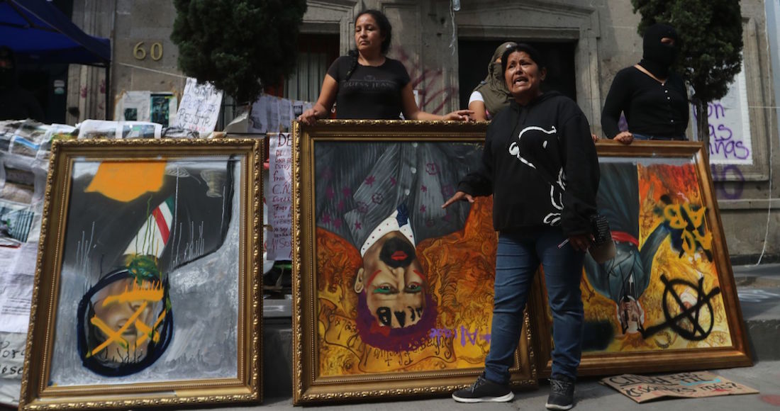La pintura fue intervenida por activistas. Foto: Graciela López, Cuartoscuro.