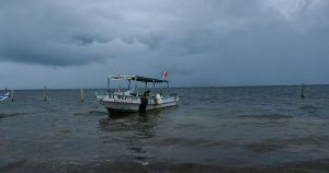 Pescadores de Cancún, Quintana Roo, sacan sus lanchas de cara a la llegada de la Depresión Tropical "Catorce". Foto: Elizabeth Ruiz, Cuartoscuro.