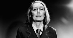 La escritora nos presta sus sentidos, vemos con sus ojos, sentimos hambre, enojo y desesperación. Este libro habla sobre las penitencias y la absolución personal. Foto: Especial