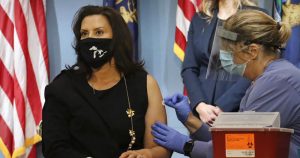 Ningún laboratorio tiene capacidad para producir los millones de dosis de vacuna necesarias para responder a esta pandemia. Foto ilustrativa: Oficina de la Gobernación vía AP.