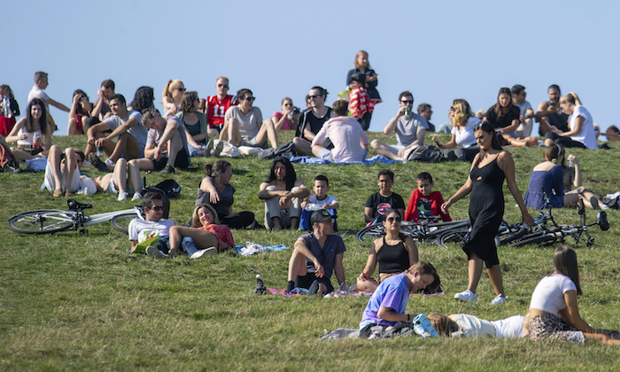 La gente disfruta del parque Primrose Hill de Londres el 13 de septiembre del 2020. 
