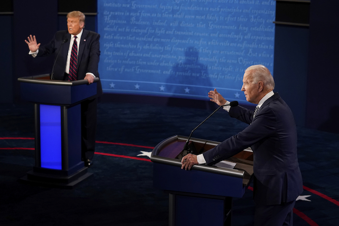 El Presidente Donald Trump y el candidato demócrata a la Presidencia, Joe Biden, intercambian opiniones durante su primer debate, el martes 29 de septiembre de 2020, en Cleveland, Ohio.