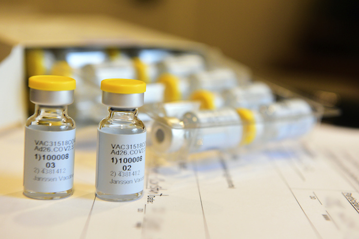 Esta fotografía suministrada por Johnson & Johnson muestra una vacuna contra COVID-19 que está siendo desarrollada por la compañía. 