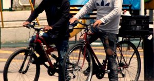 El menor de edad utilizó un palo para golpear al presunto ladrón, mientras estaba amarrado al poste metálico. Foto: Victoria Valtierra, Cuartoscuro.