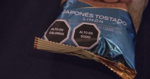 Desde 2020, todos los productos comestibles procesados deben llevar, por ley, el etiquetado de excesos. Foto: Cuartoscuro. 