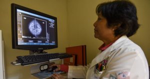 El cáncer de mama es el más común entre las mujeres en todo el mundo, pues representa el 16% de todos los cánceres femeninos. Foto: Crisanta Espinosa, Cuartoscuro. 