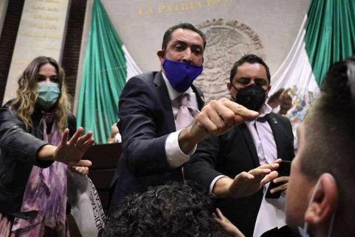 Panistas intentaron tomar la tribuna durante la participación de la Diputada María de los Ángeles Huerta, cuando discutían en lo particular la ley de extinción de fideicomisos federales.