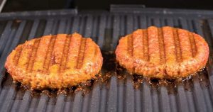 Burguer King y Corona firman alianza. Foto vía EconomíaHoy.