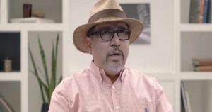 En la grabación, el periodista, quien lleva el sombrero panamá que lo caracterizaba, le pide a López Obrador “diferenciarse de sus antecesores y hacer un cambio de verdad. Foto: Captura de video 