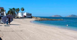 El decreto adiciona distintas disposiciones a la Ley General de Bienes Nacionales para garantizar el libre acceso y tránsito de las personas a las playas mexicanas. Foto: Noroeste