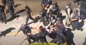 Policías arrastran a un indígena durante manifestación por construcción de base de la Guardia Nacional (GN) en Chiapas. Foto: Captura de pantalla.