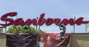 Reparación de un anuncio en una sucursal de Sanborns al sur de la CdMx. Foto: Moisés Pablo, Cuartoscuro.