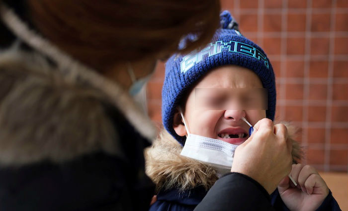 Un niño es sometido a la prueba de coronavirus en Staten Island, Nueva York (EU), el 25 de noviembre de 2020.