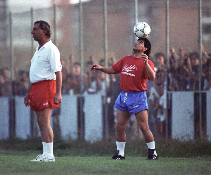 Diego Armando Maradona, junto al entrenador del Sevilla, Bilardo, en el partidillo de entrenamiento que celebraron esta tarde en Sevilla.