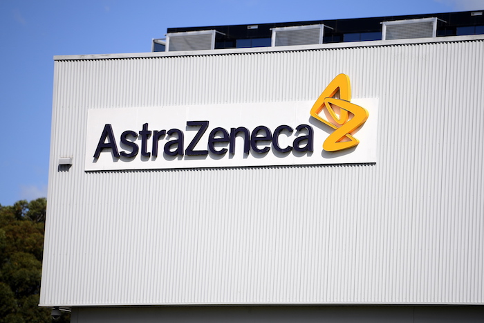 En colaboración con la farmacéutica AstraZeneca y otros organismos, los investigadores probaron el preparado, llamado ChAdOx1 nCoV-19, en un experimento con 560 adultos sanos, entre ellos 240 de más de 70 años, con el objetivo de observar su impacto en el sistema inmune y posibles efectos secundarios.