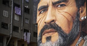 Un mural con el rostro de Maradona. Foto: EFE